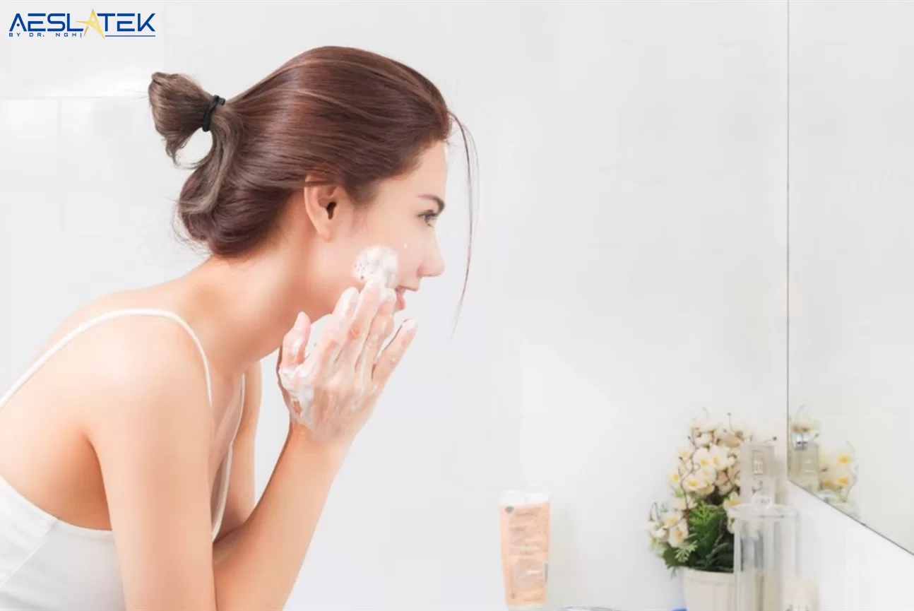 Skincare đúng cách giúp bảo vệ da mụn khỏi sự tấn công của môi trường